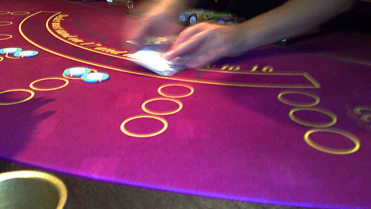 Poker en vivo vs en línea: qué cambia de verdad
